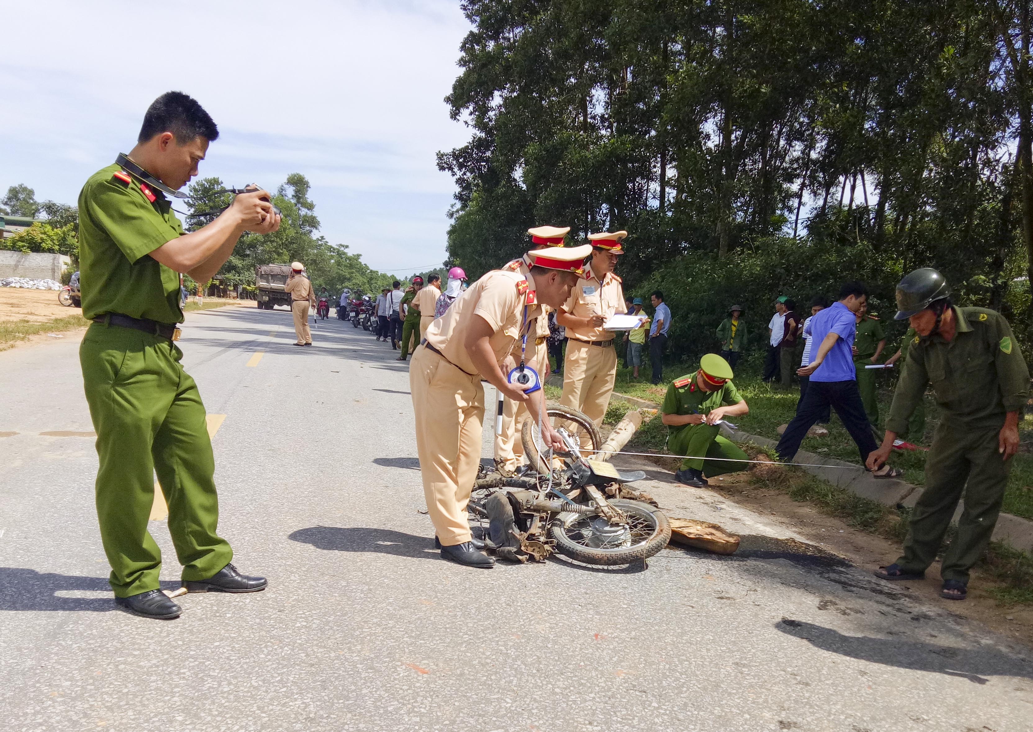 xe mazda can hai nu sinh anh 1