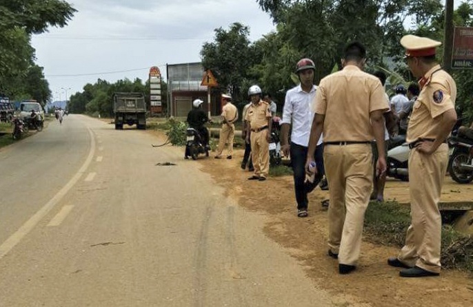 Bang qua duong ve nha be trai 3 tuoi bi xe tai can tu vong hinh anh