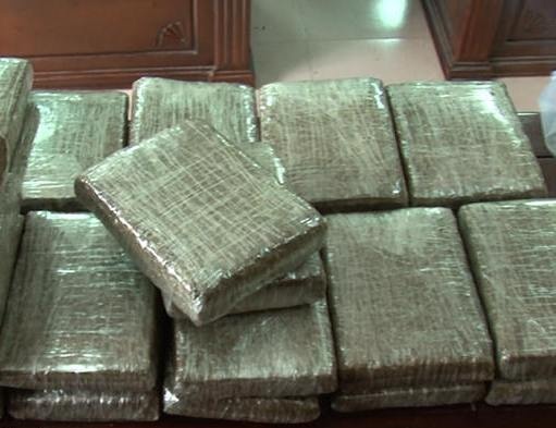 Cap 9X Lao cung hon 1 tan can sa kho trong nha nghi hinh anh