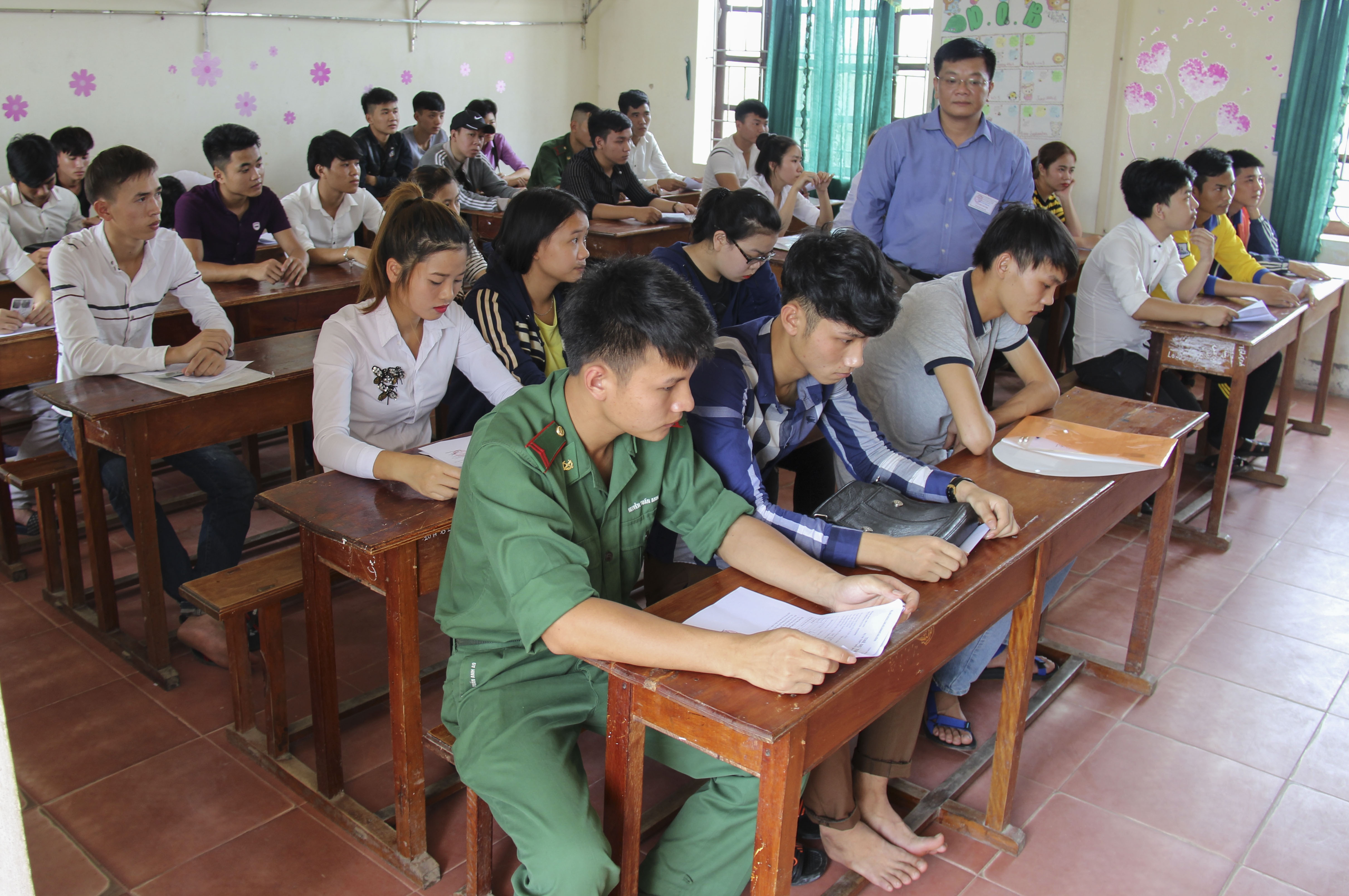 Công an phục vụ cơm miễn phí cho sĩ tử ảnh 3 Cong an phuc vu com mien phi cho si tu anh 3