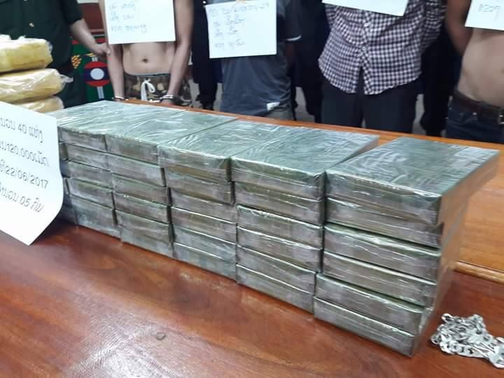 Bat 5 thanh nien nguoi nuoc ngoai van chuyen 40 banh heroin hinh anh