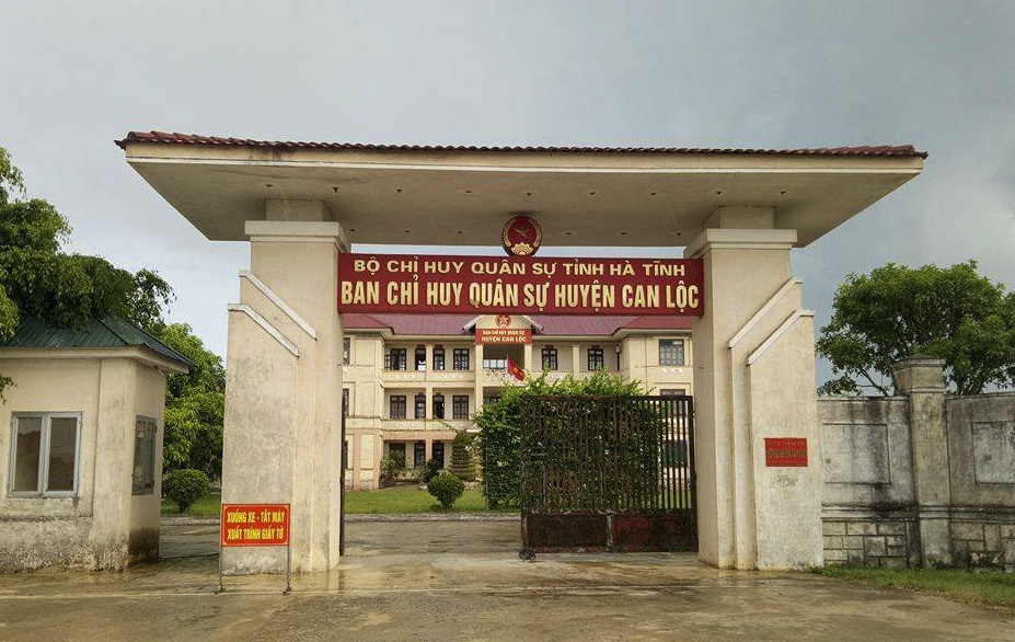 Can bo hau can quan su huyen ‘chom’ hon 8 ty dong de chay viec hinh anh