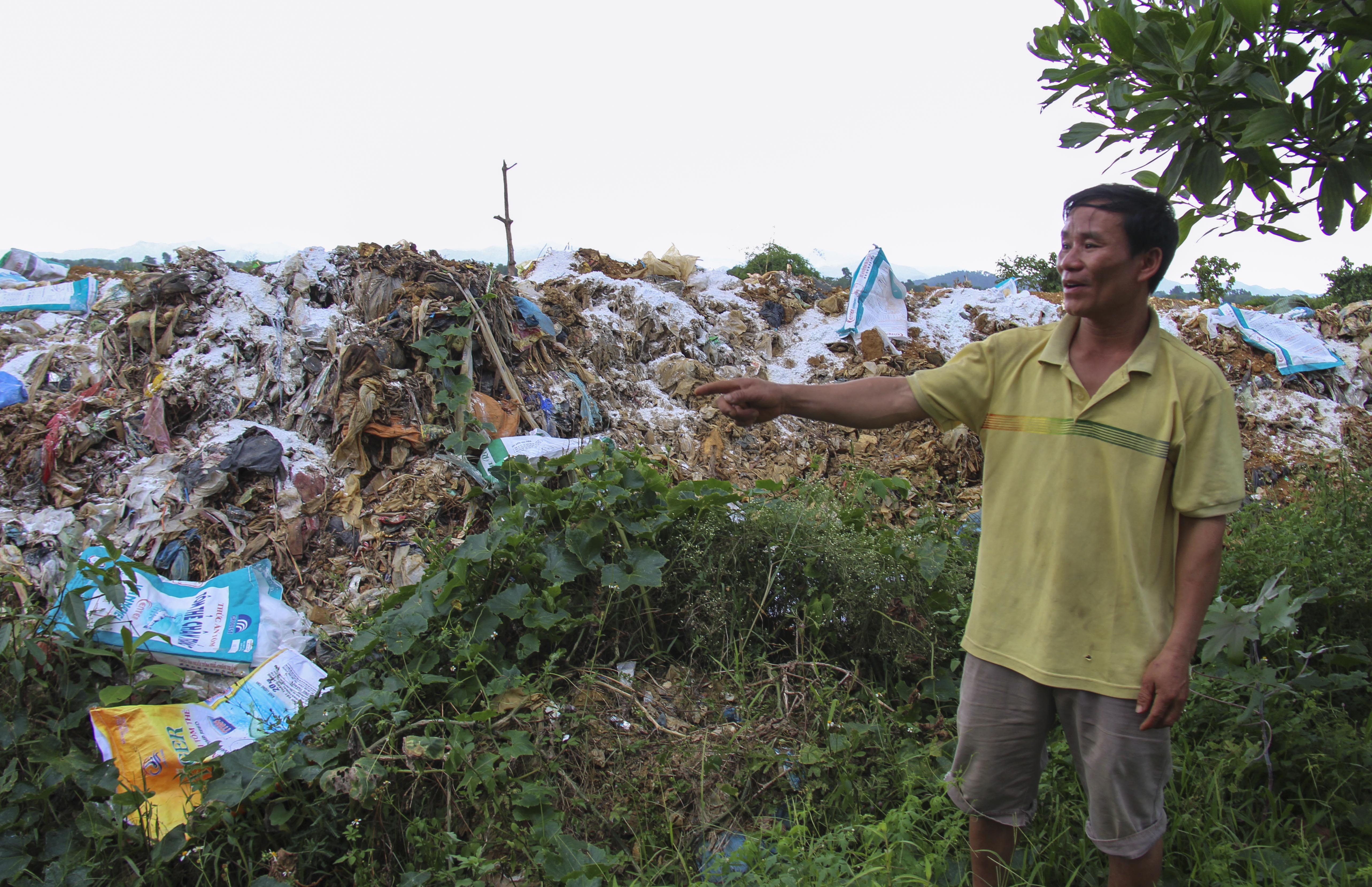 Nguoi dan bi buc tu vi ruoi nhang, mui hoi thoi tu bai rac tam hinh anh