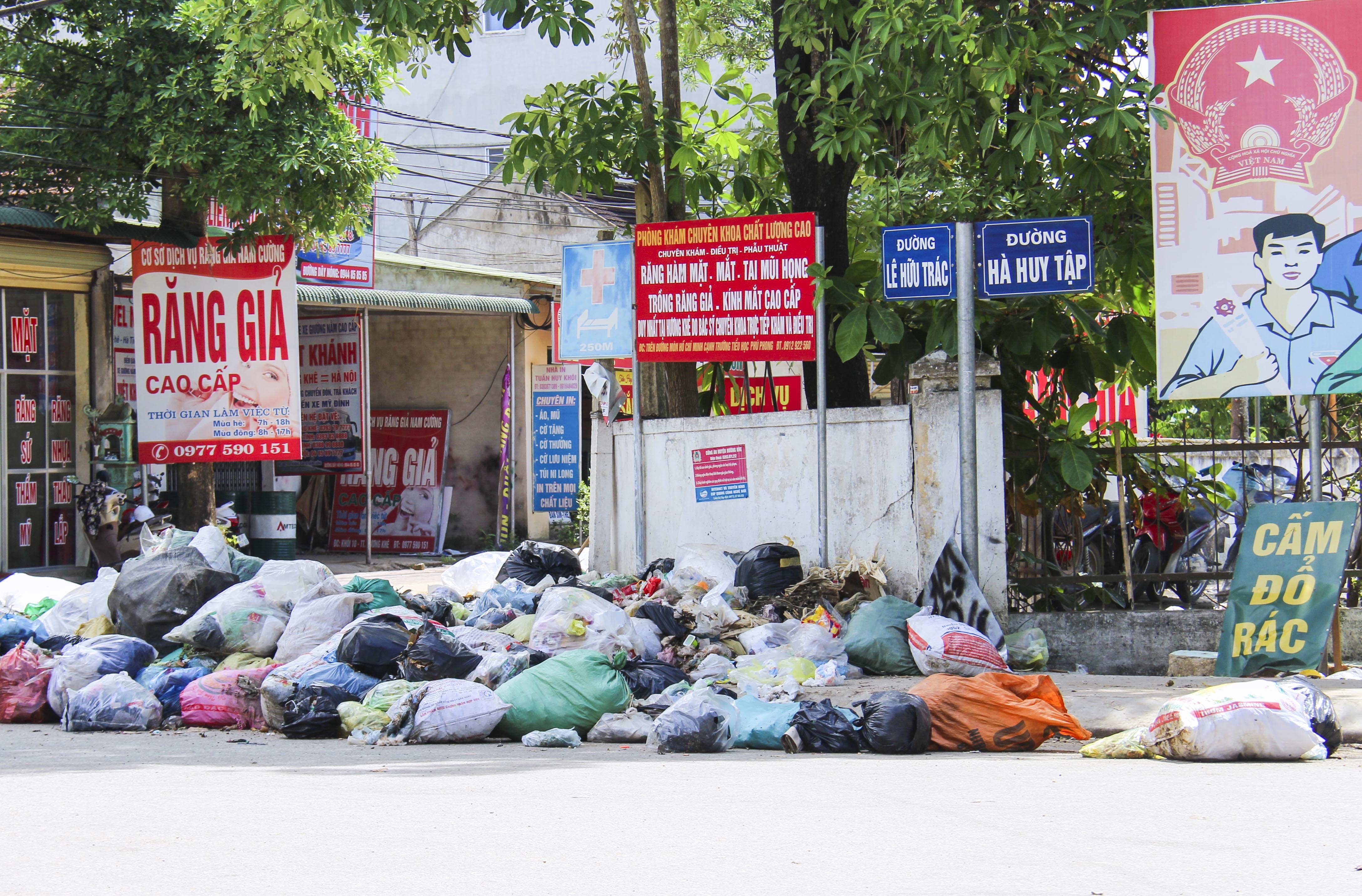 Rac ngap pho huyen vi khong co cho do hinh anh