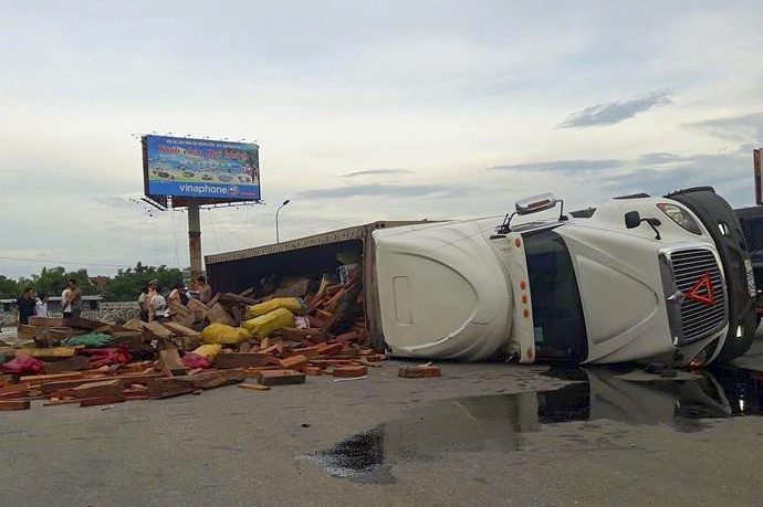 xe chở gỗ lật trên quốc lộ ảnh 1 xe cho go lat tren quoc lo anh 1