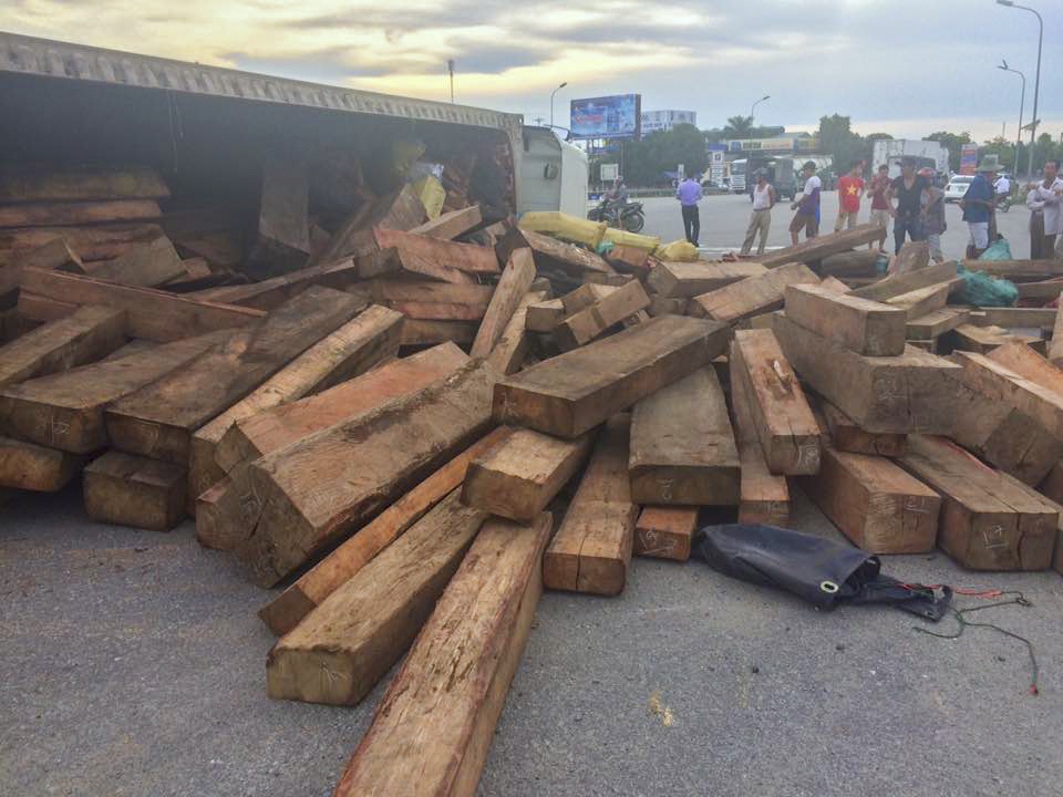 Xe dau keo cho go lat nhao tren quoc lo sau cu 'om cua' hinh anh