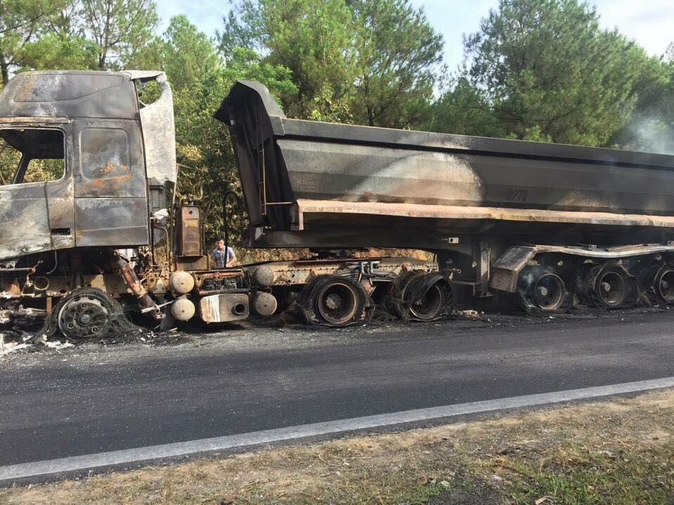 xe đầu kéo bốc cháy ảnh 1 xe dau keo boc chay anh 1