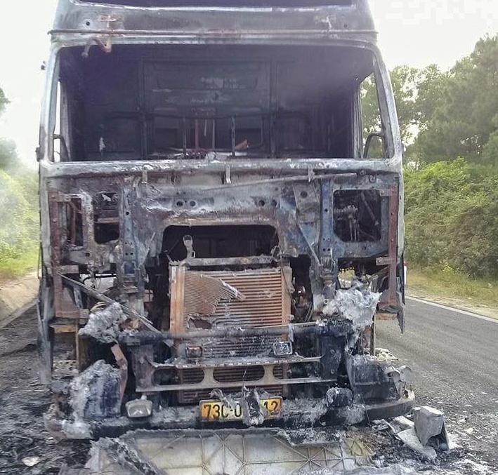 Xe dau keo boc chay tren quoc lo, tai xe thoat chet hinh anh