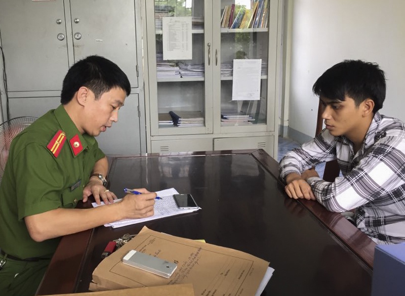 Tai xe hat vang CSGT, khai ten gia voi cong an bi khoi to hinh anh