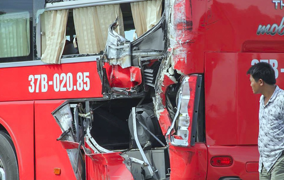 Hang chuc khach keu la khi oto giuong nam bi xe container tong vo duoi hinh anh