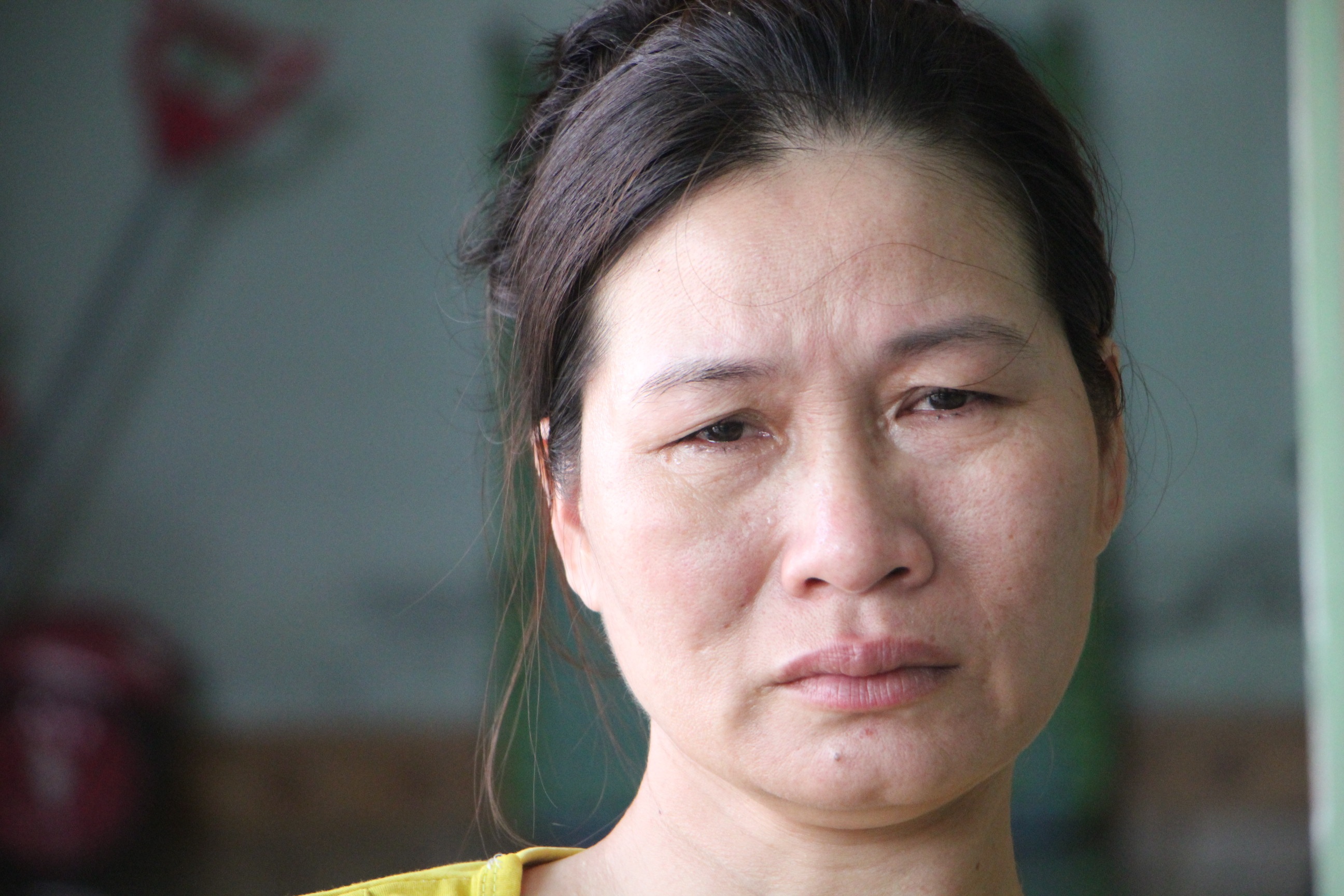 Nuoc mat nguoi than don thi the lao dong tu Trung Quoc ve que hinh anh