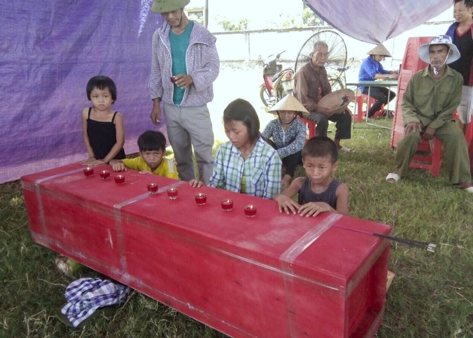 Phat hien nguoi phu nu chet bat thuong ben le duong hinh anh