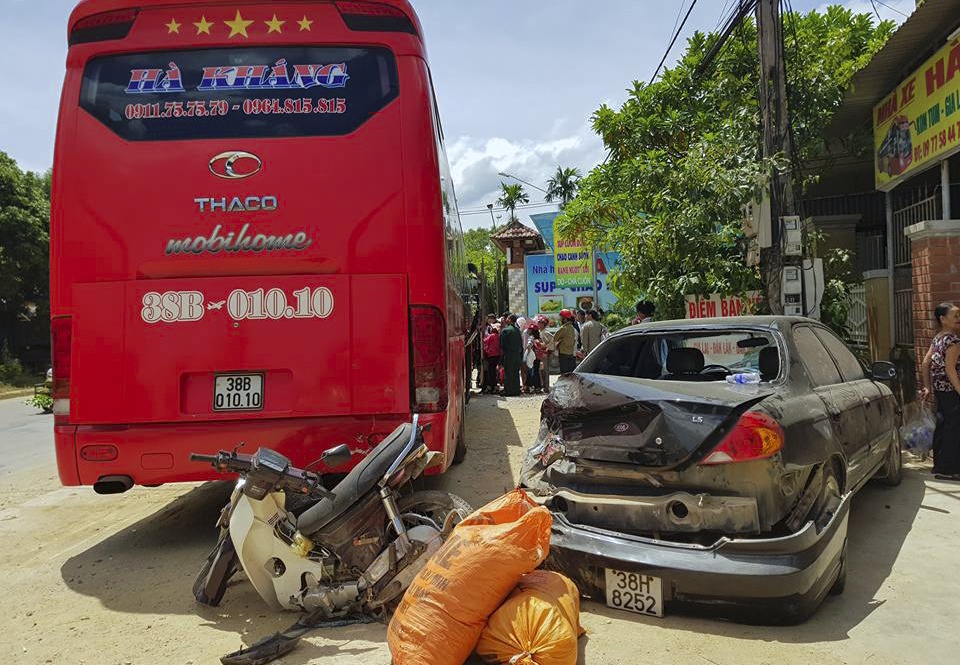Xe dau keo container gay tai nan lien hoan, mot phu nu nguy kich hinh anh