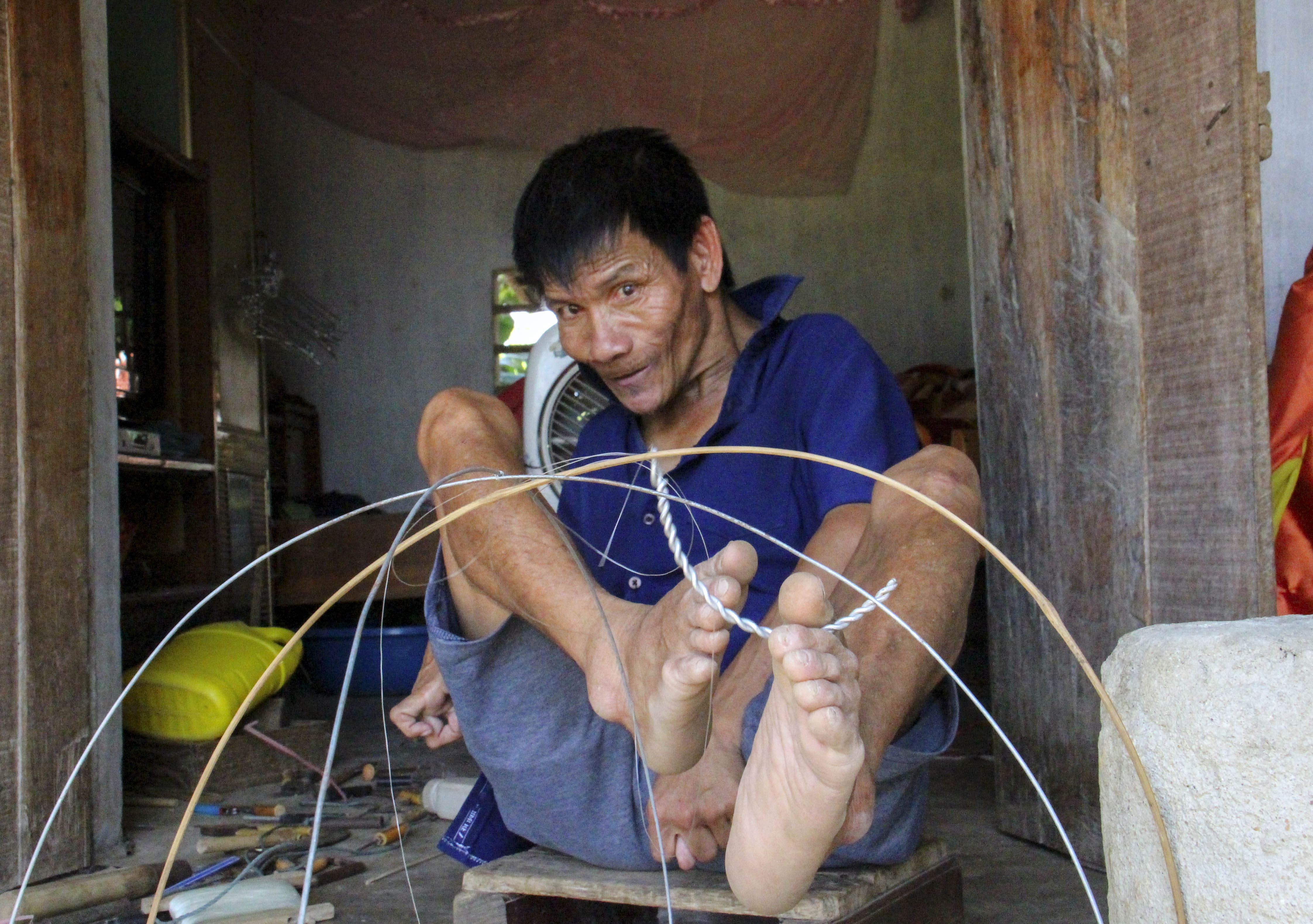 Doi chan ky dieu cua nguoi dan ong tat nguyen hinh anh