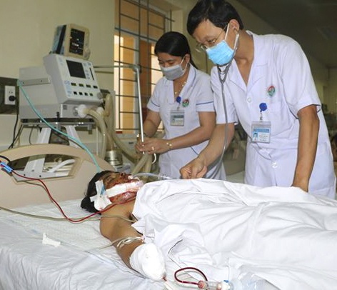 dùng mìn đánh cá bị  nổ đứt lìa tay ảnh 1 dung min danh ca bi  no dut lia tay anh 1