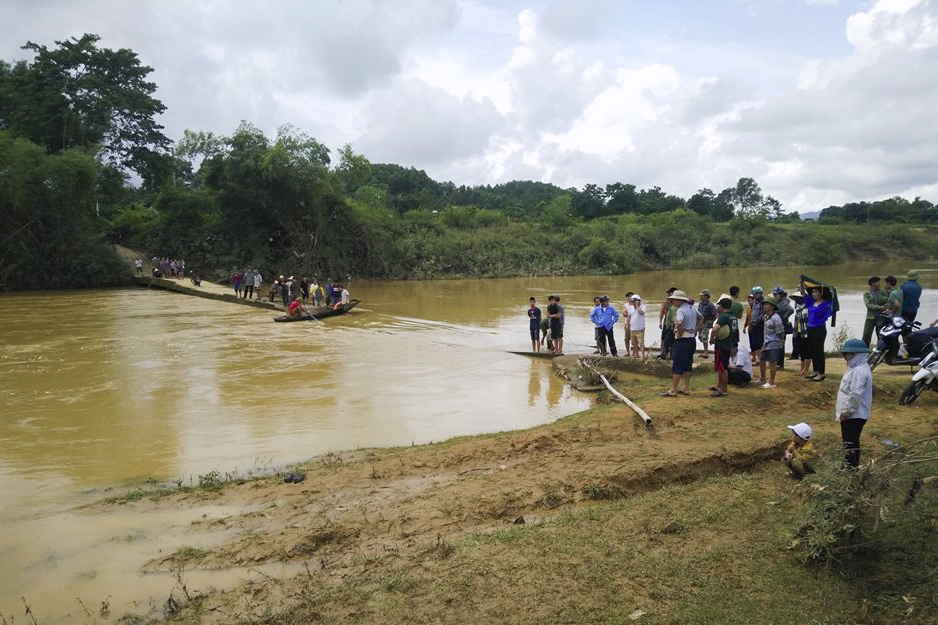 Phat hien thi the nam sinh 16 tuoi vu 3 me con bi nuoc cuon hinh anh