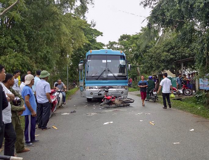 Oto khach tong truc dien xe may, 2 nguoi thuong vong hinh anh