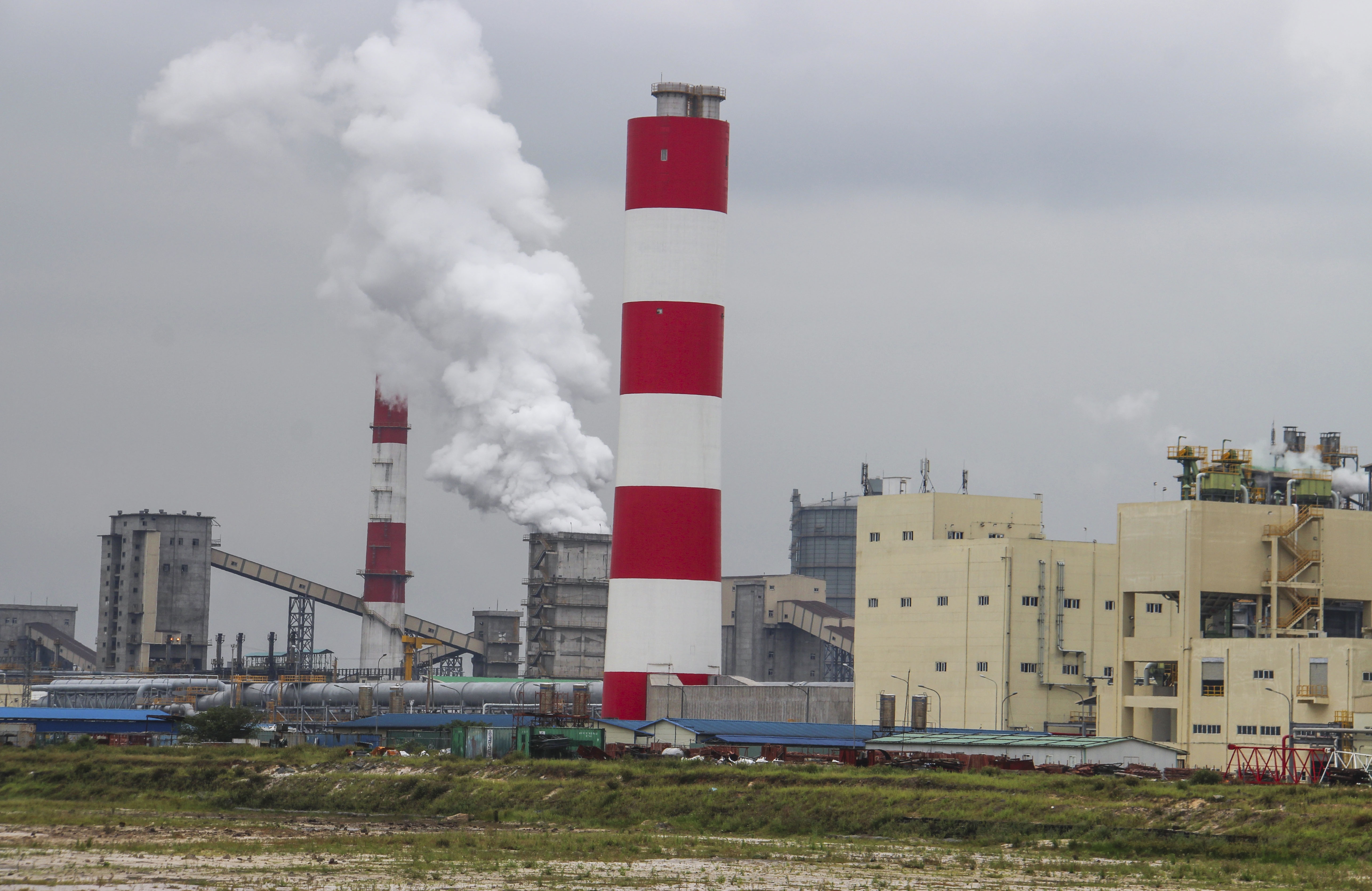 5 can bo Ha Tinh bi xem xet ky luat lien quan den su co Formosa hinh anh