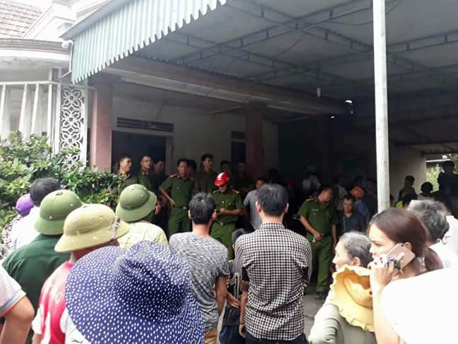 Dân bao vây người phụ nữ nghi bắt cóc trẻ em ảnh 1 Dan bao vay nguoi phu nu nghi bat coc tre em anh 1