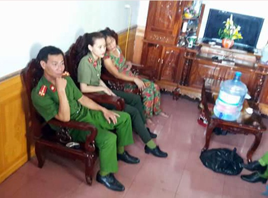 Dân bao vây người phụ nữ nghi bắt cóc trẻ em ảnh 2 Dan bao vay nguoi phu nu nghi bat coc tre em anh 2