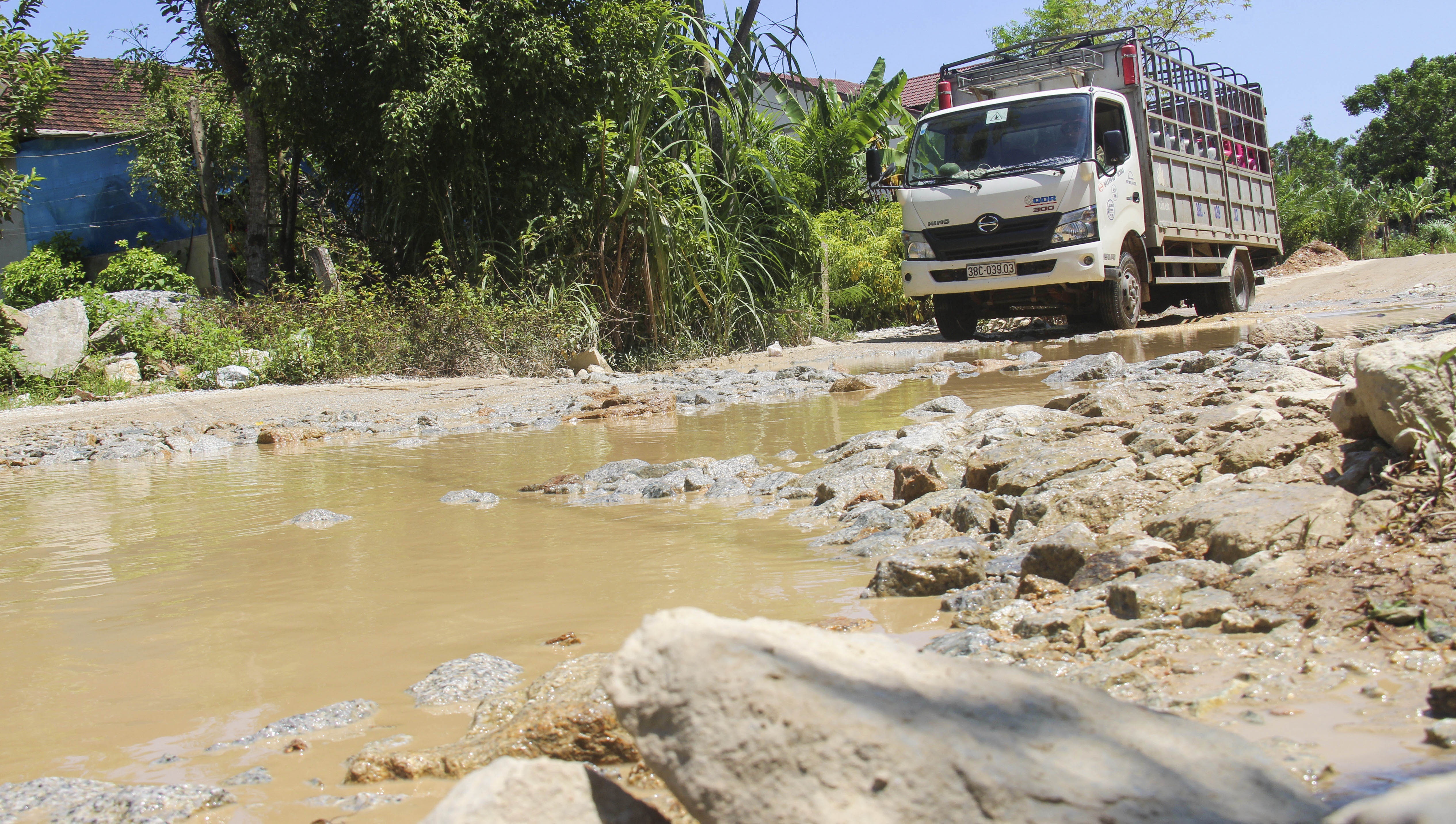 Quoc lo 8A thanh con duong dau kho voi chi chit o voi, o ga hinh anh