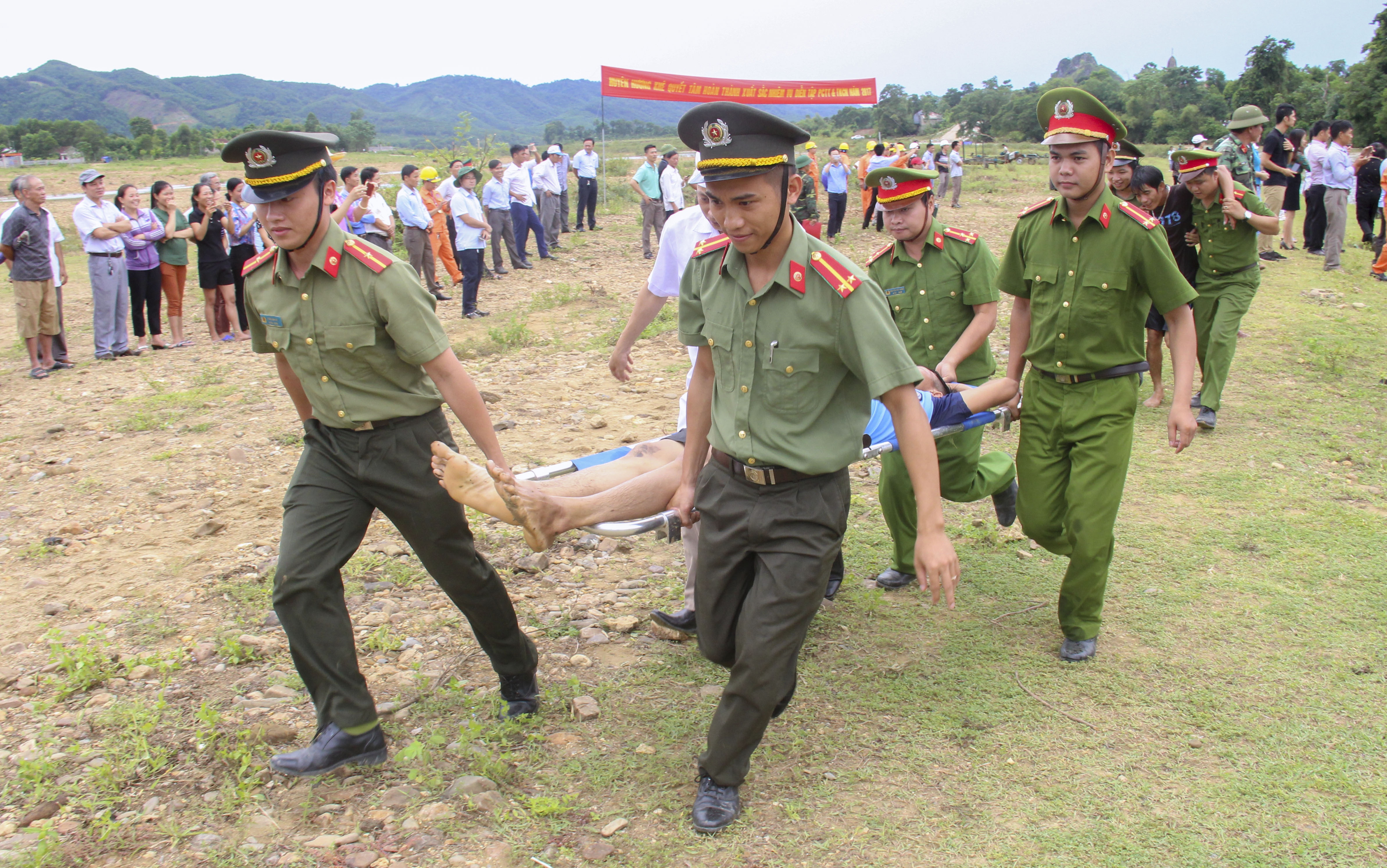 dien tap cuu ho lu lut anh 2