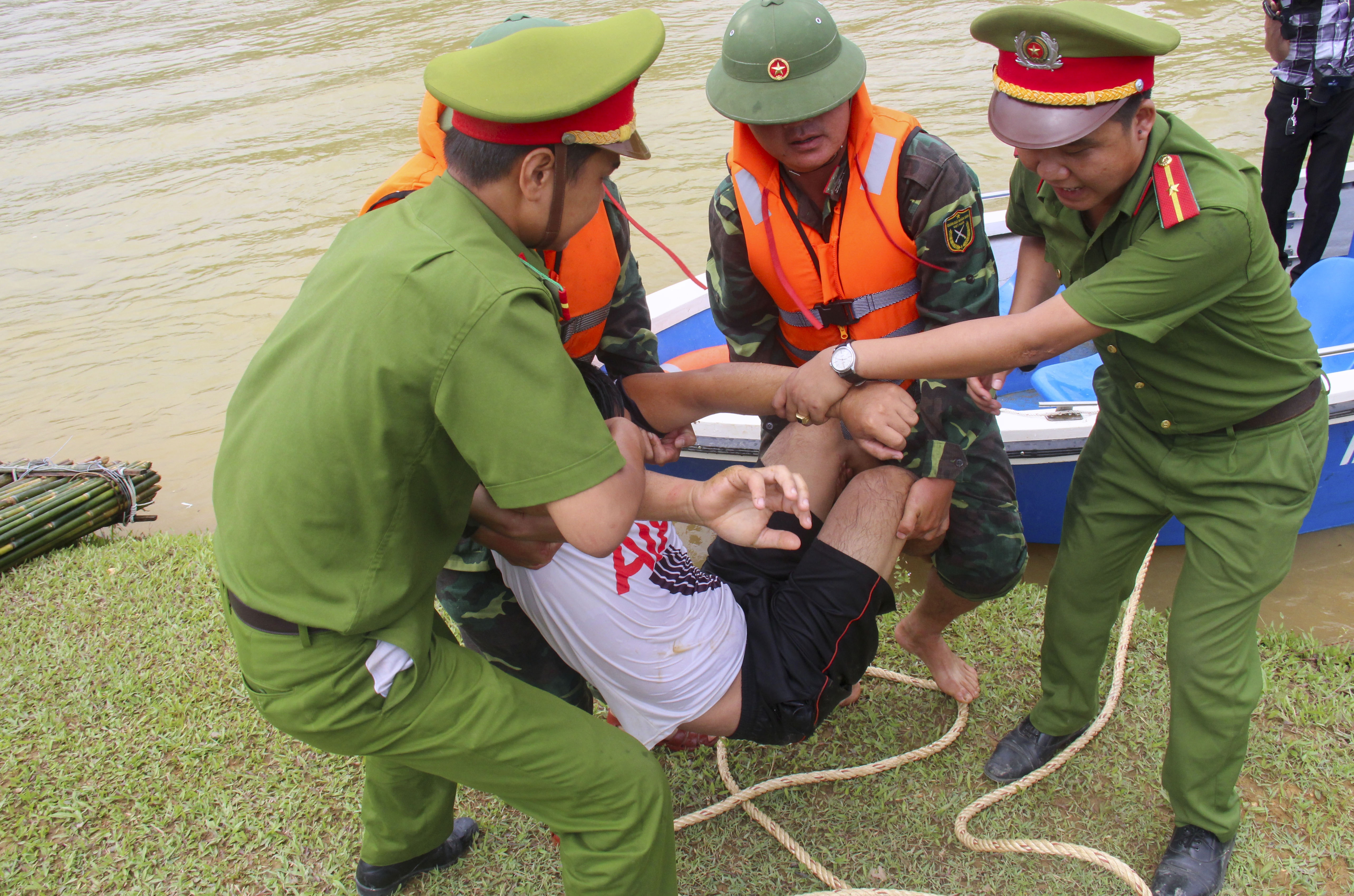 dien tap cuu ho lu lut anh 7