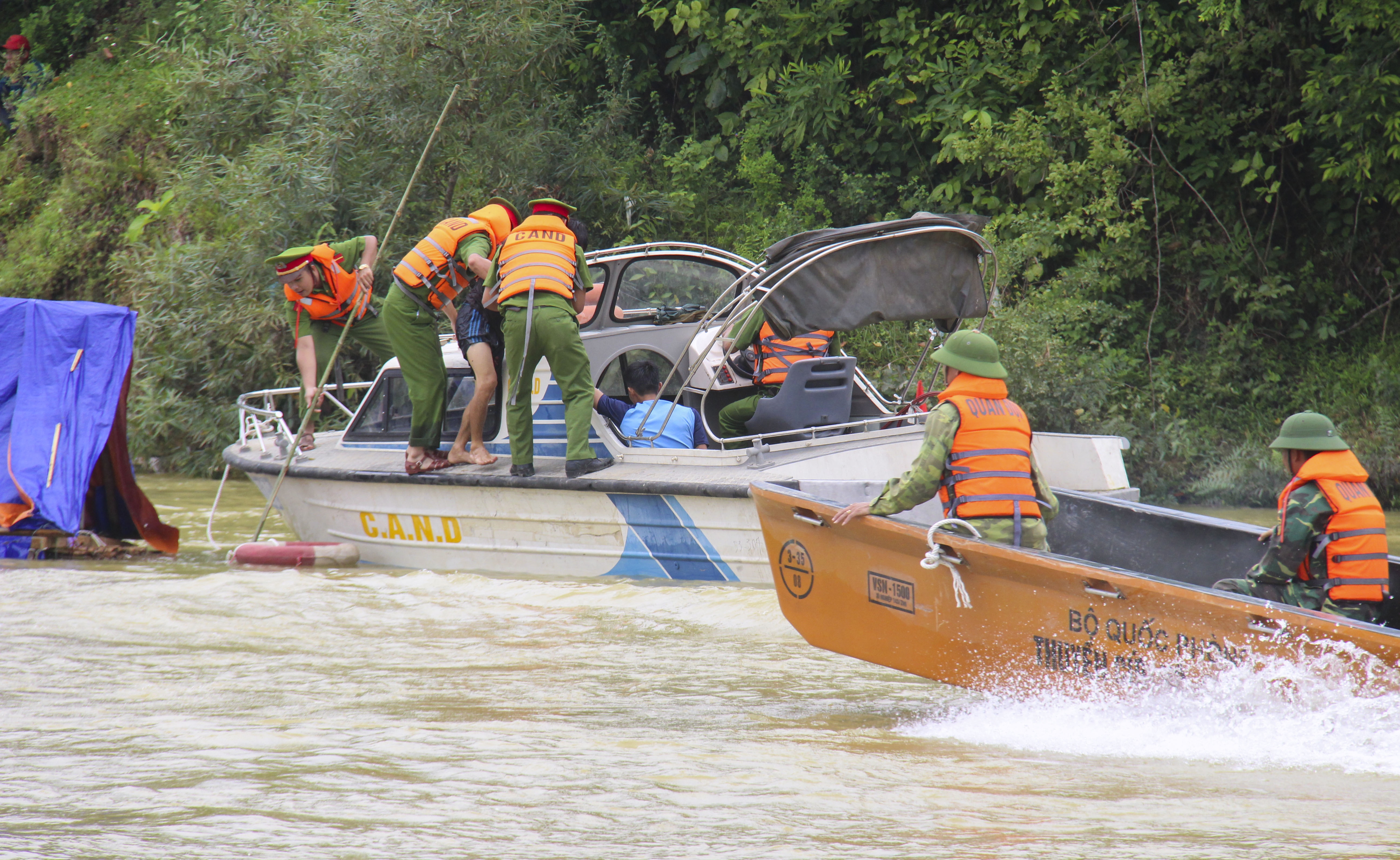 dien tap cuu ho lu lut anh 4