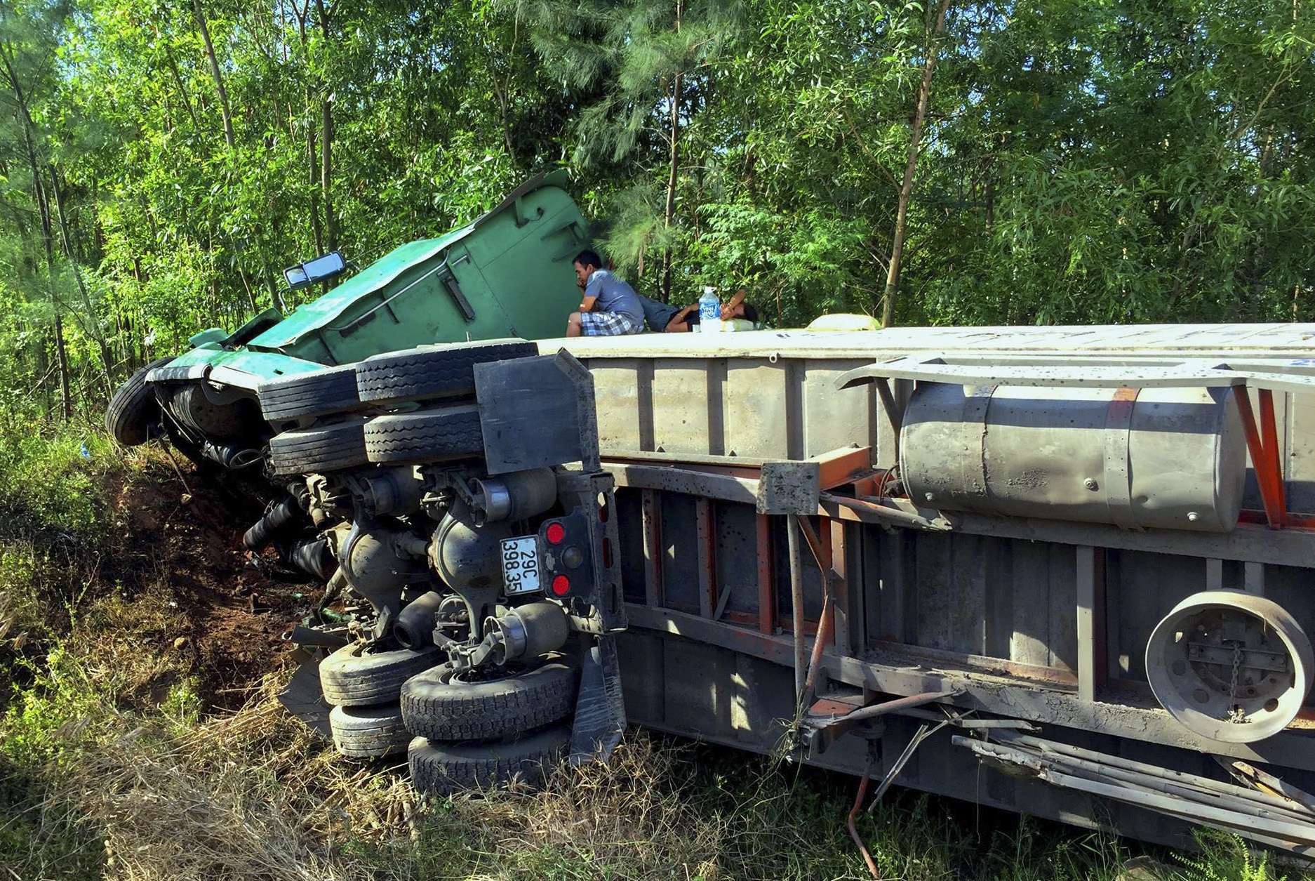 Xe dau keo container tong gay gan 20 m taluy truoc khi lat ben duong hinh anh