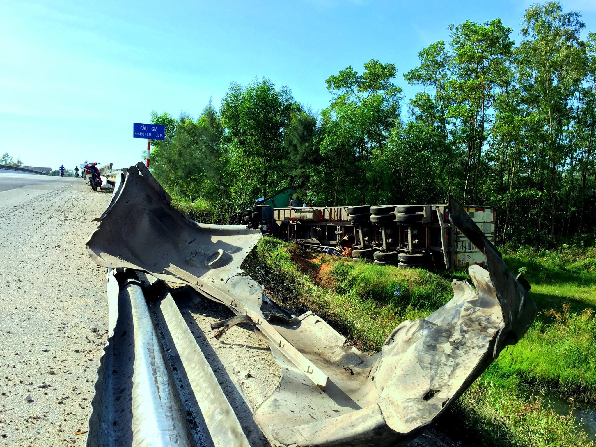 xe container tông gãy 20 m taluy ảnh 2 xe container tong gay 20 m taluy anh 2