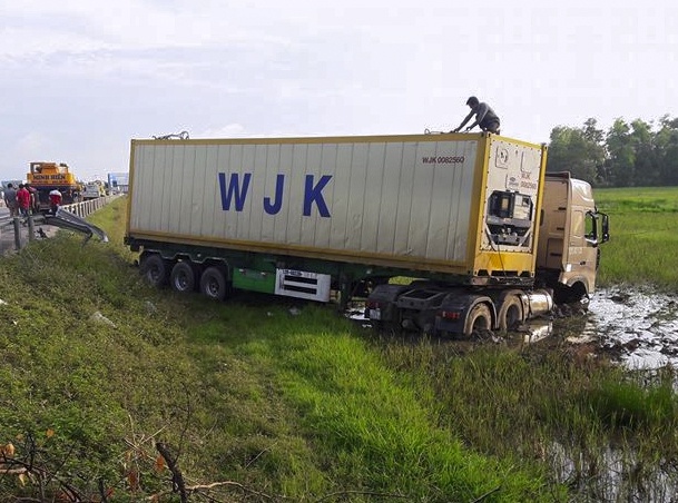 Xe dau keo container no lop bay xuong ruong, tai xe thoat nan hinh anh