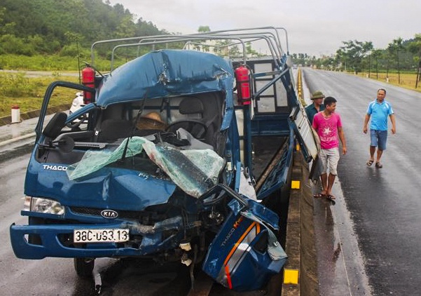 Xe cho gas bep dum dau sau cu dam duoi xe dau keo, tai xe thoat chet. hinh anh