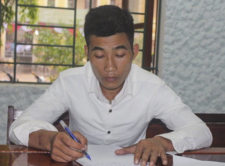 Khoi to nam thanh nien ‘xin deu’ tien hai me con nhan vien gac chan hinh anh