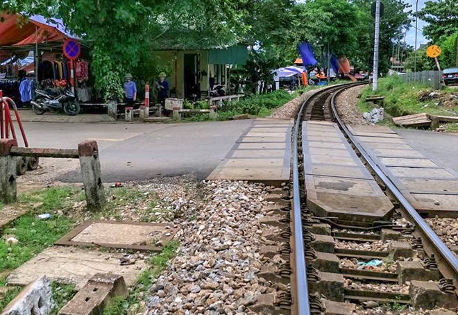 9x xin deu tien nhan vien gac chan anh 2