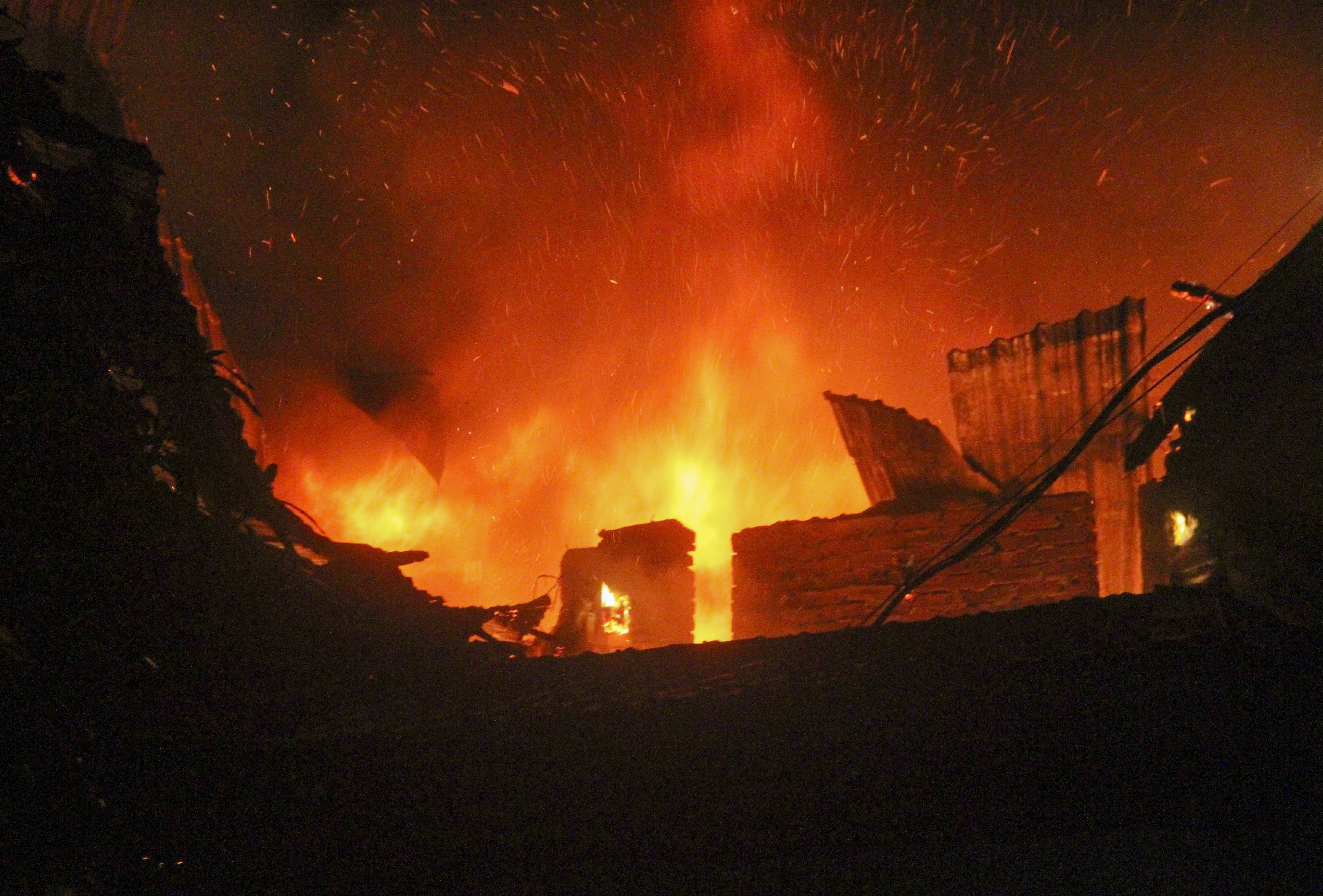 Ba hoa thieu rui 6 phong cua quan karaoke o Ha Tinh trong dem hinh anh