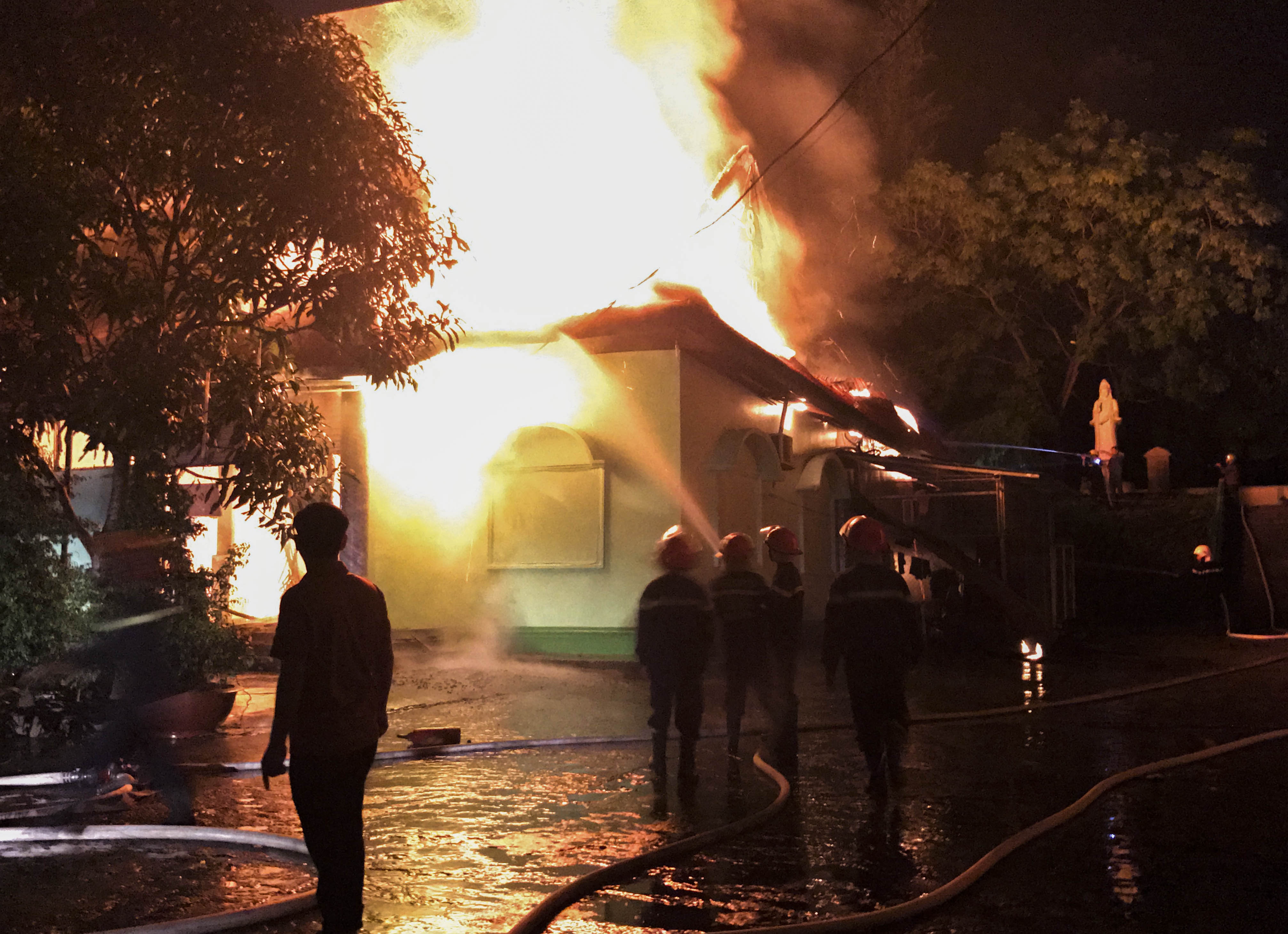 quán karaoke cháy lớn trong đêm ảnh 2 quan karaoke chay lon trong dem anh 2