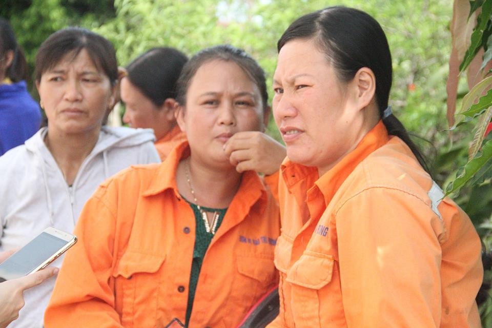 Hang chuc cong nhan nghi viec 'vay' tru so cong ty doi luong hinh anh