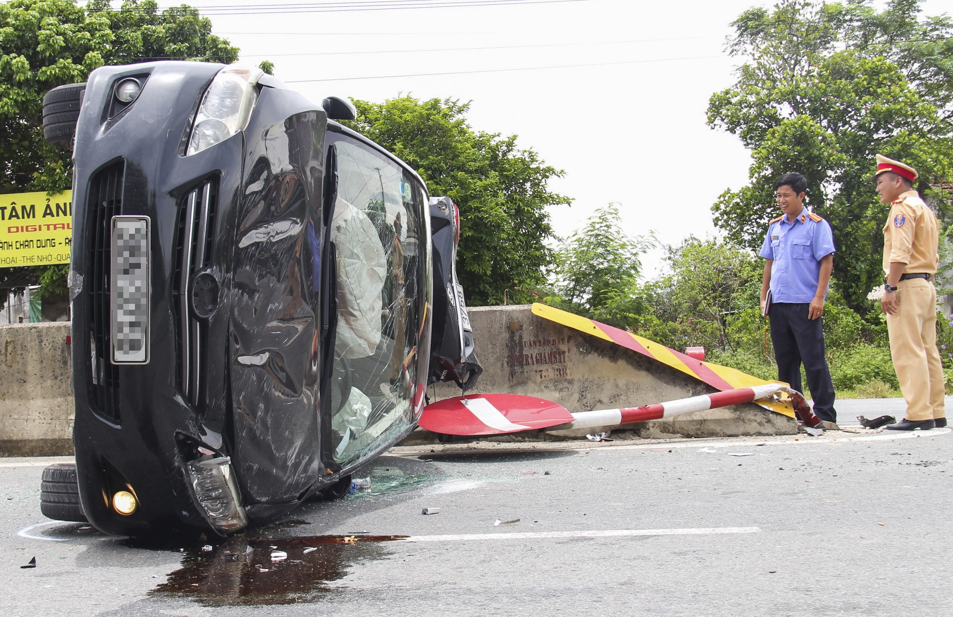 xe container tông xe 4 chỗ ảnh 2 xe container tong xe 4 cho anh 2