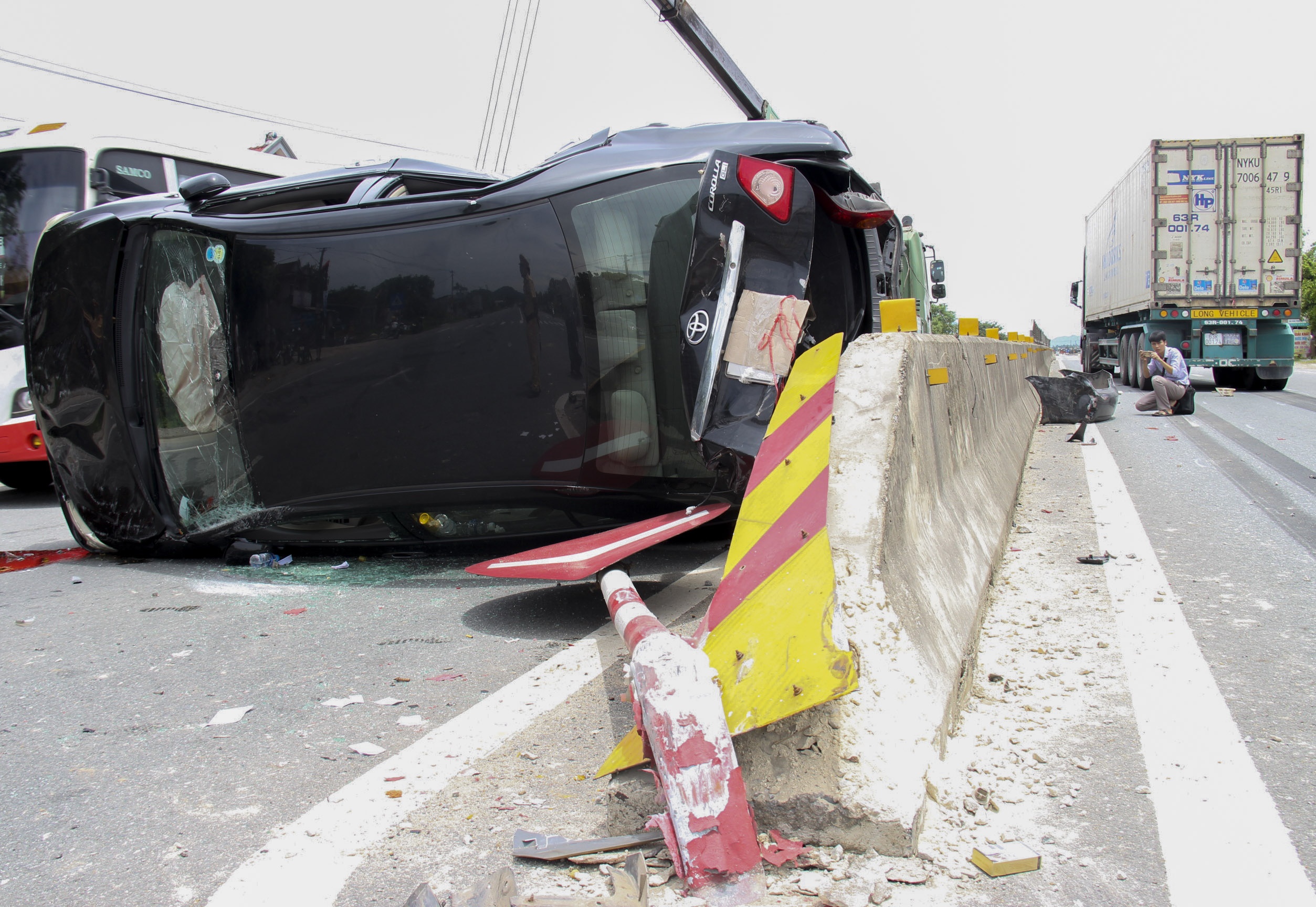 Xe dau keo container dam lat nghieng oto 4 cho, nhieu nguoi thoat chet hinh anh