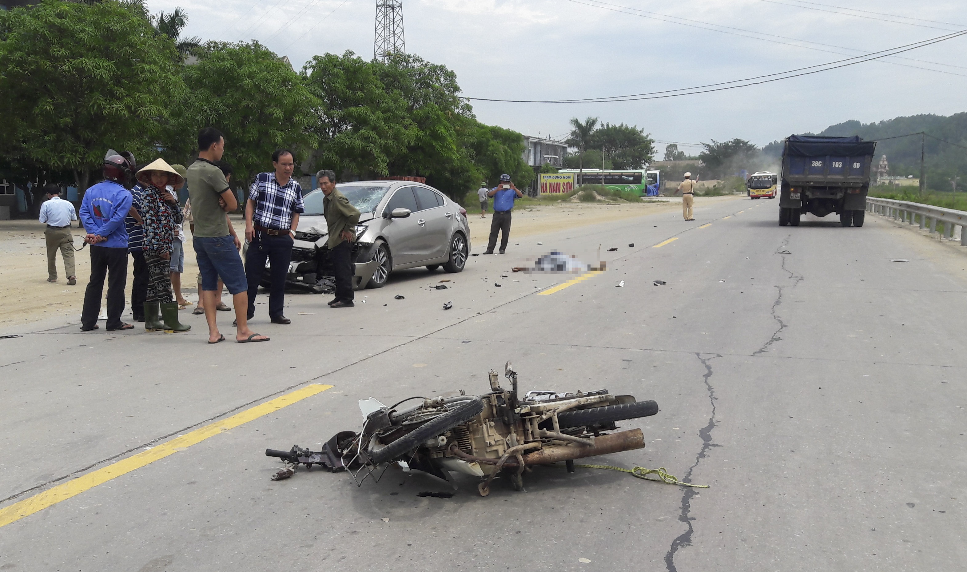Chay nguoc chieu tren quoc lo, nguoi dan ong bi oto tong tu vong hinh anh