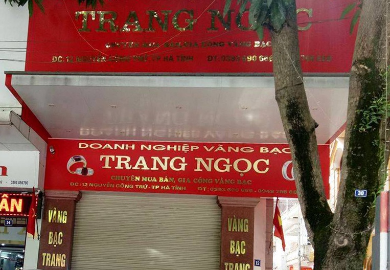 Nghi an treo cay xoai dot nhap tiem vang trom hon 1 ty dong hinh anh