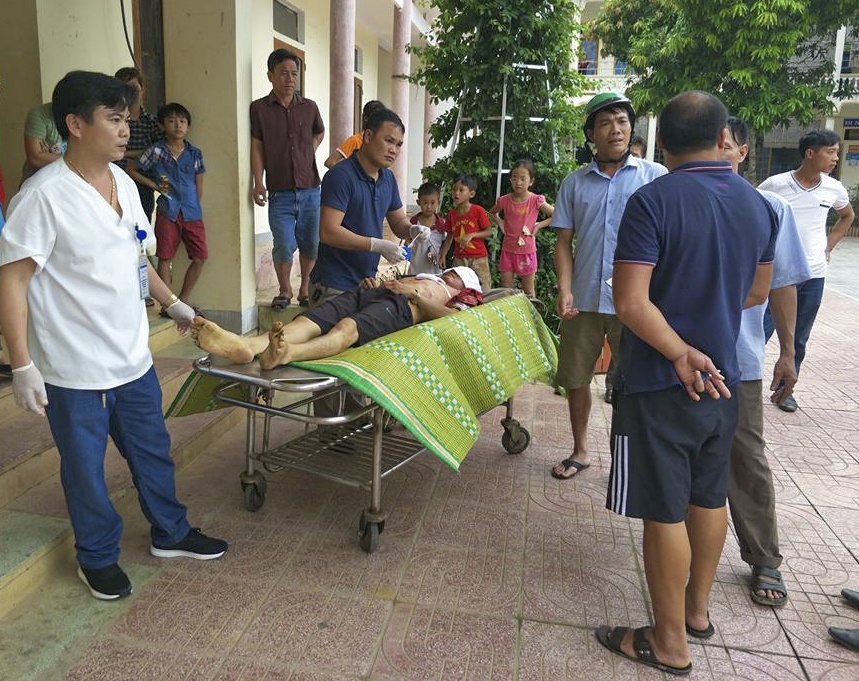 Nhan vien thu y bi trau huc tu vong khi tiem phong hinh anh