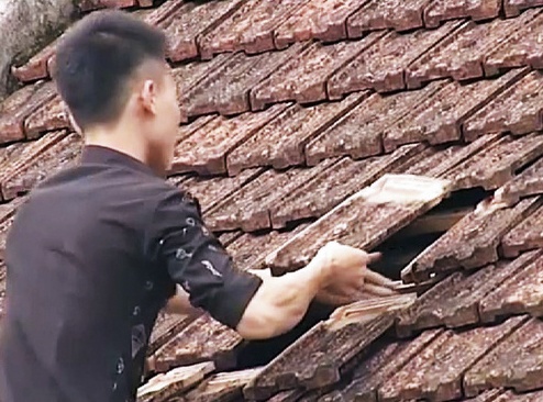 Ngoi nha dan bi ‘thoi bay’ nghi do may bay ha canh hinh anh