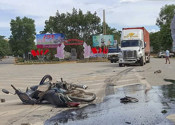 Xe dau keo container nghien nat xe may, hai nguoi tu vong hinh anh