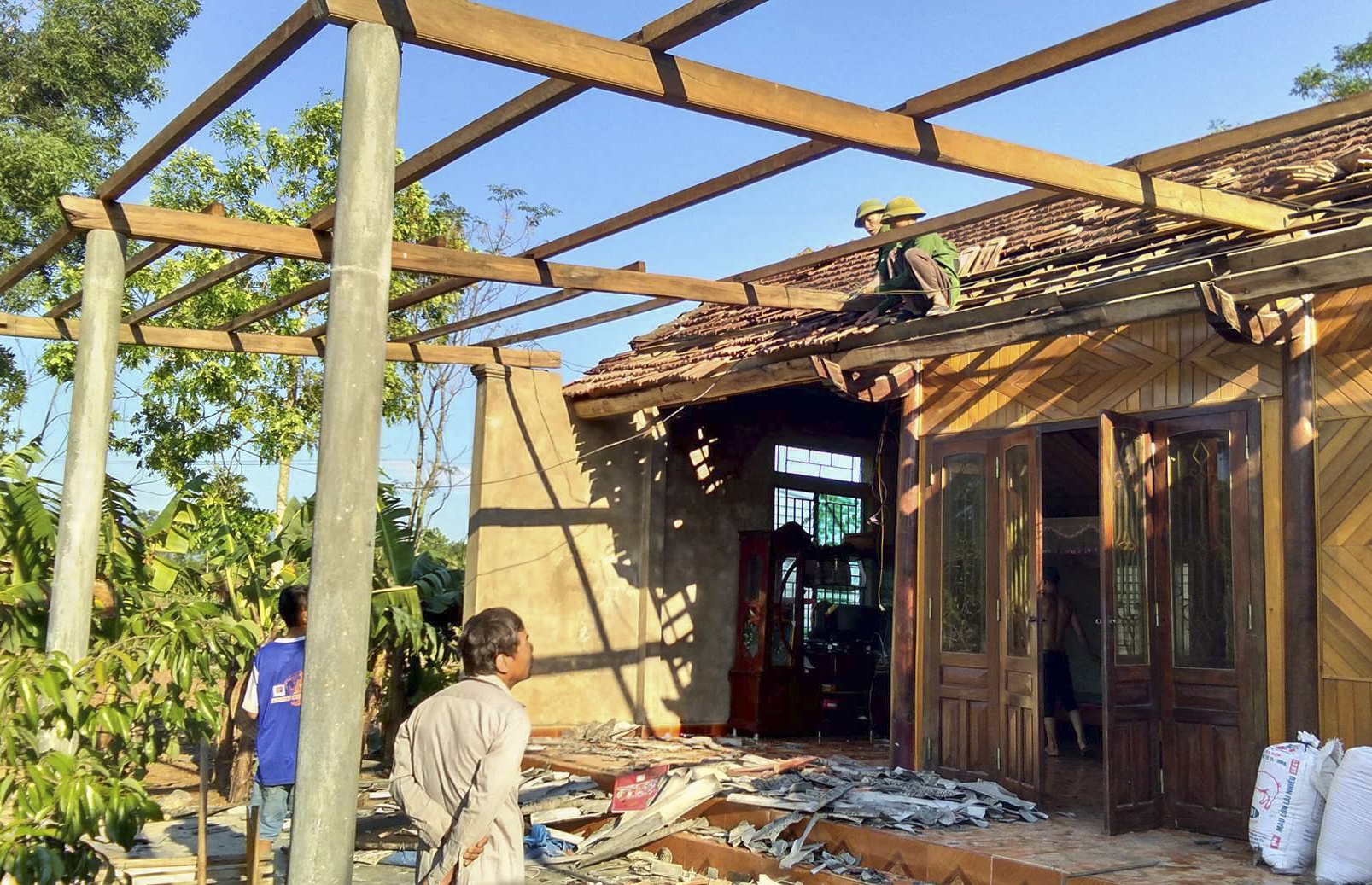 Loc xoay trong dem lam toc mai hon 130 nha dan hinh anh