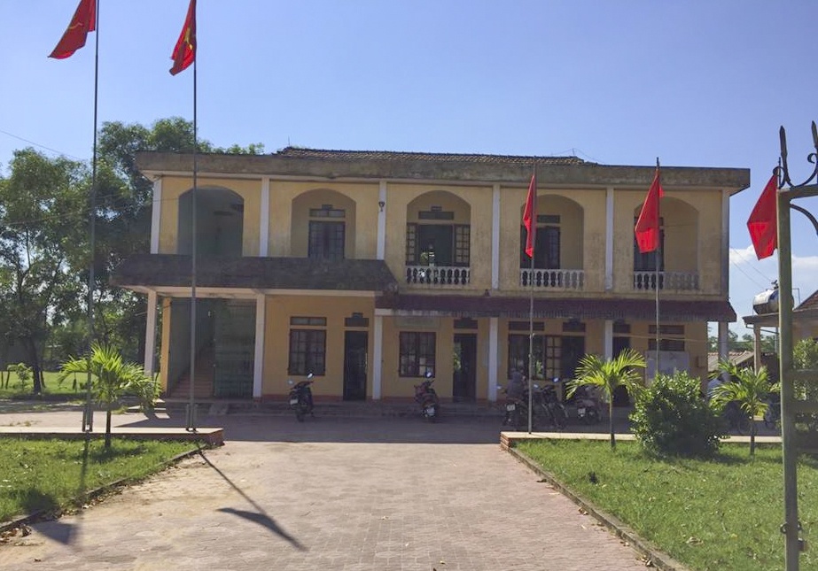 Truong cong an xa xin nghi viec vi luong thap hinh anh