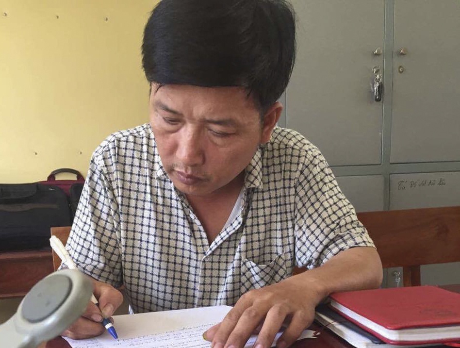 Khoi to ga hang xom du be gai 12 tuoi lam 'chuyen nguoi lon' hinh anh