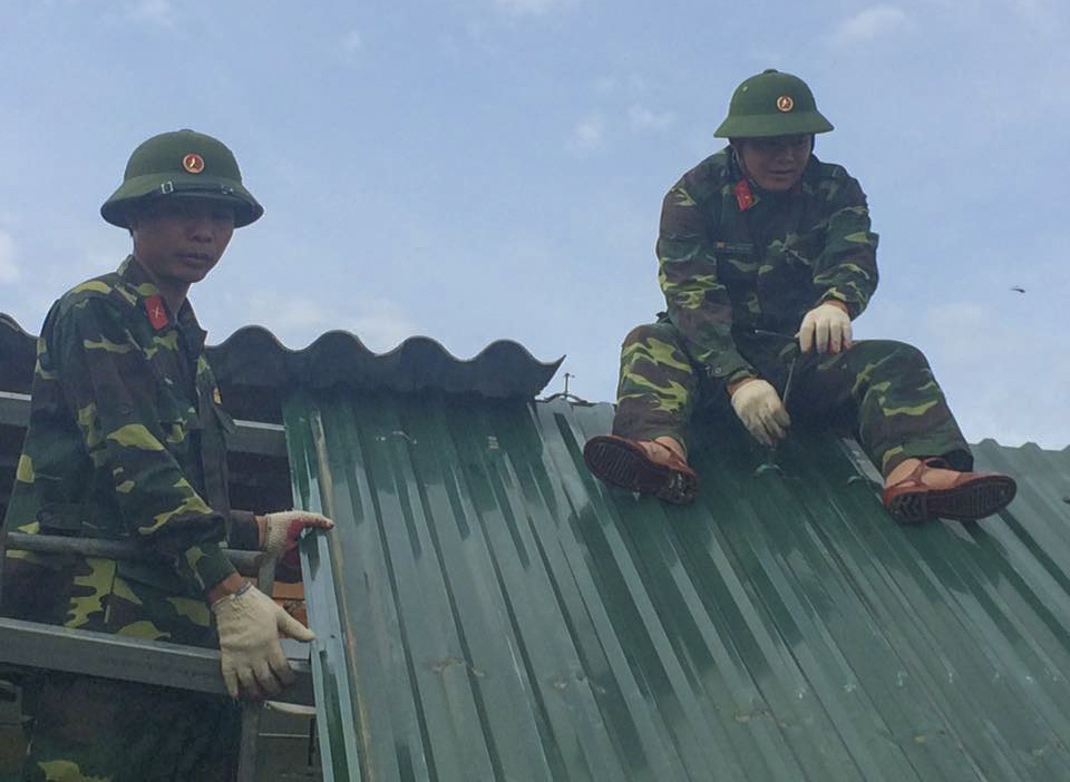 Gan 400 chien si Su doan 324 tu Nghe An vao Ha Tinh giup dan sau bao hinh anh