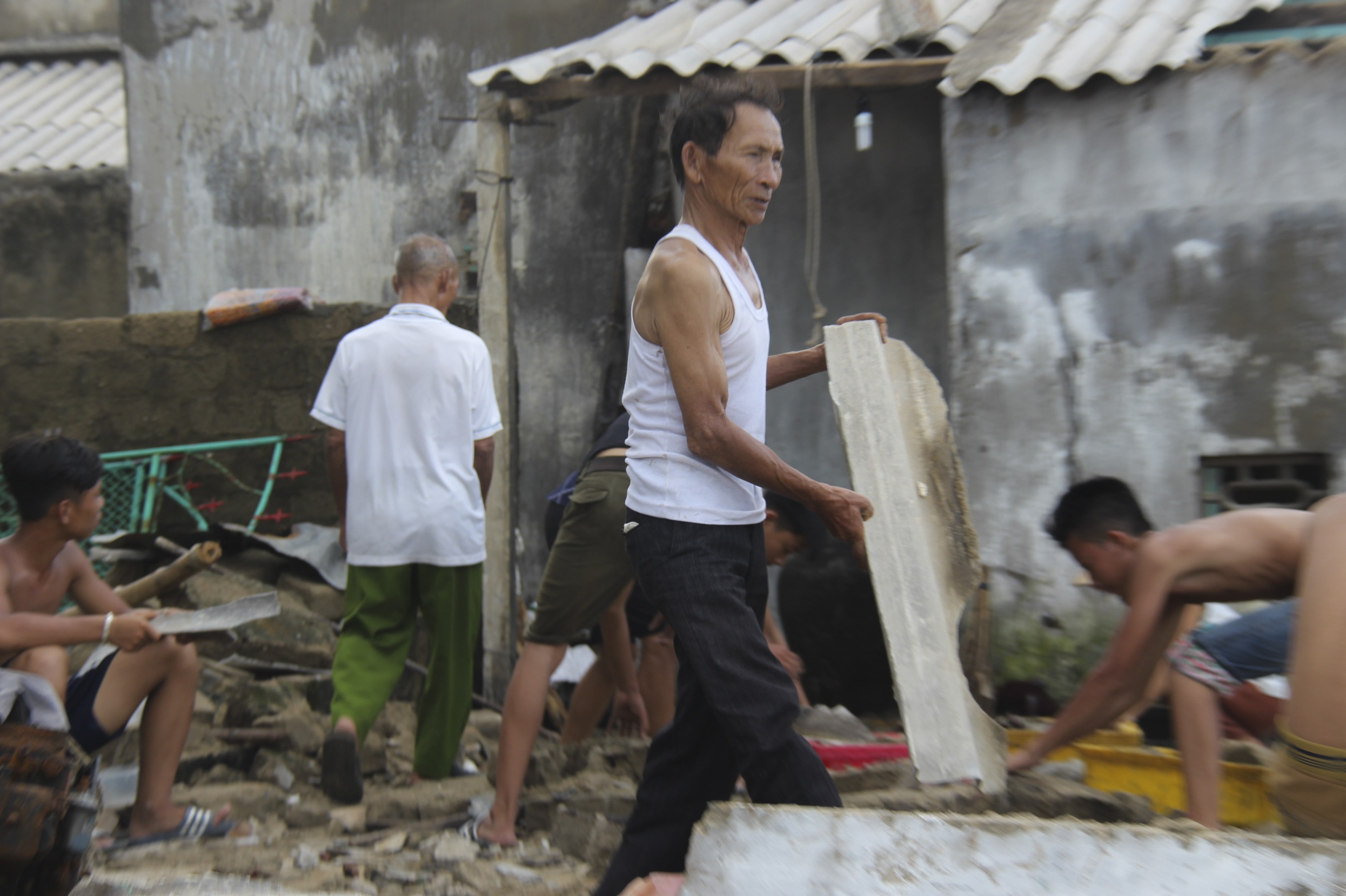 Lang chai ven bien Ha Tinh nhu bai chien truong sau bao so 10 hinh anh
