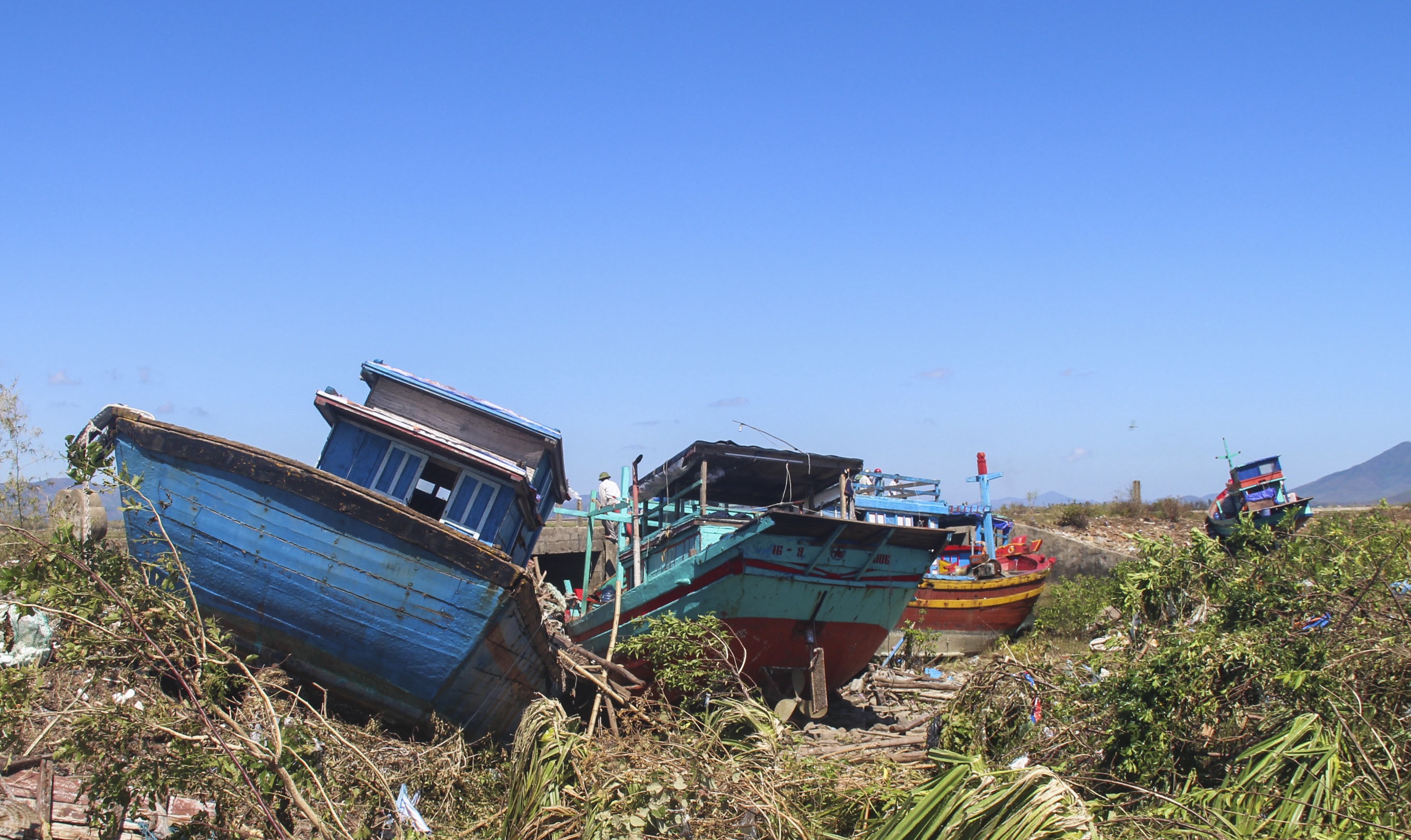 tàu đánh xơ xác sau bão số 10 ảnh 1 tau danh xo xac sau bao so 10 anh 1